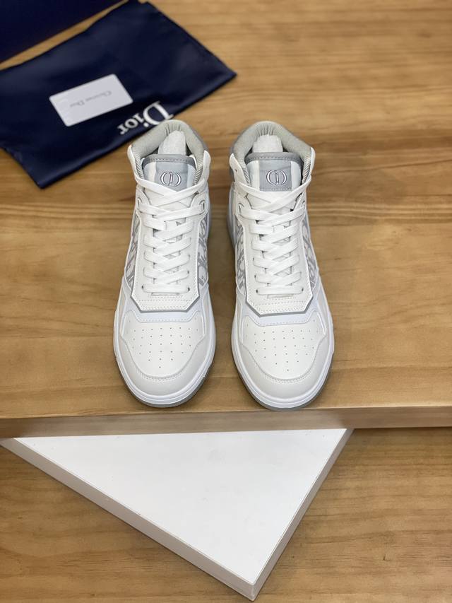 售 价: 商品商标：Dior* 迪奥* 高帮休闲鞋 正码码数: 38-44 可订做45.46 商品材料：鞋面进口牛皮拼接原版布料，透气内里，原版大底。 编 号：